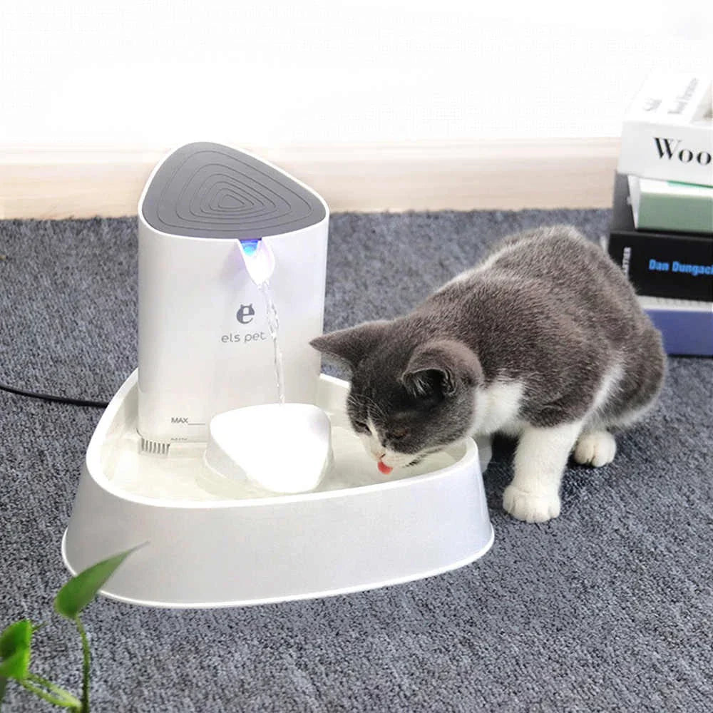 Automatic ceramic pet water fountain for dogs & cats, ensuring fresh, flowing water & silent operation for pet hydration.