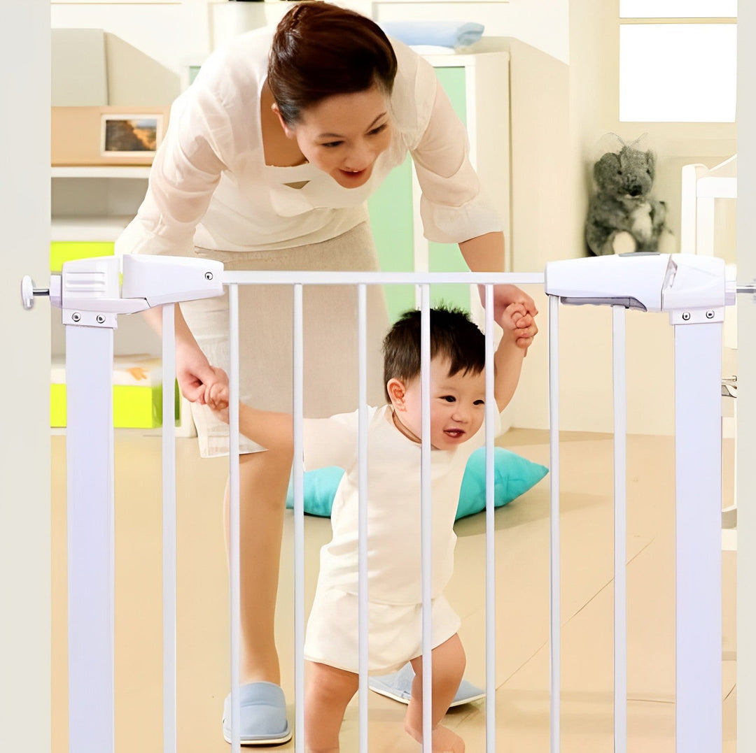 Baby stair gate with secure latch for child safety