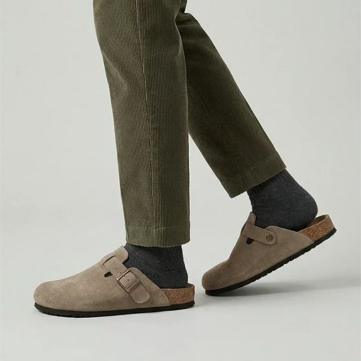 Unisex comfort slip-on clogs, ideal as casual sandals. Features an adjustable buckle for a secure fit and easy on/off.