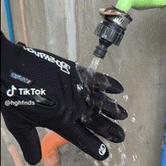 Unisex black waterproof heated skiing gloves, perfect for extreme cold, ensuring warm hands on the slopes.