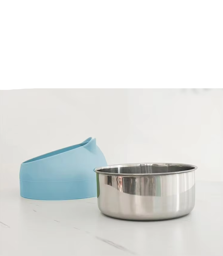 Elevated pet bowl with 15° tilt supports a cat's healthy posture and digestion during meals.