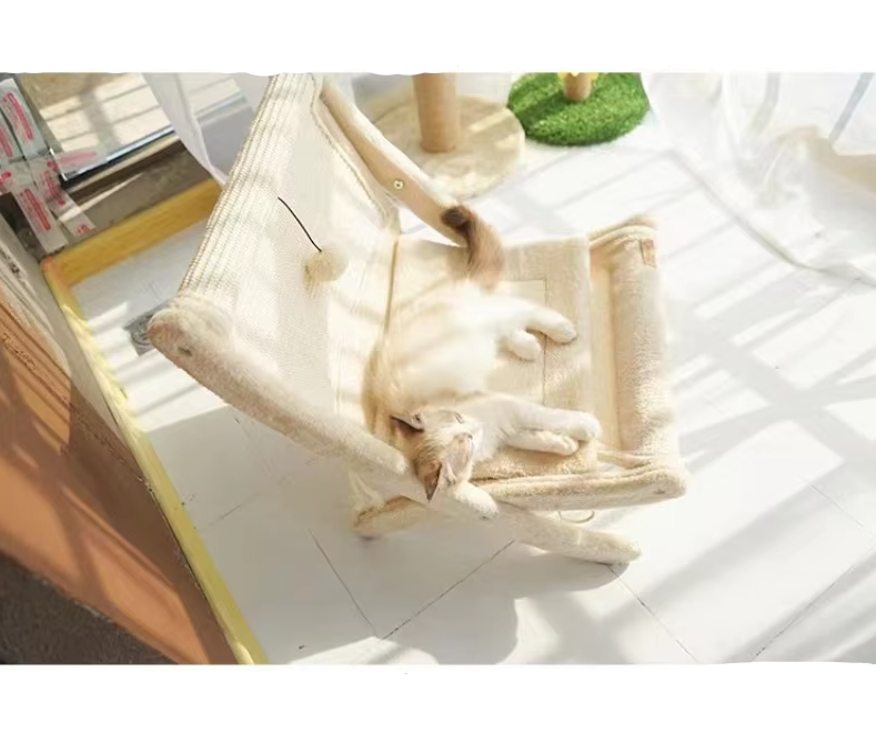 Pet furniture for cats: Cozy deckchair lounger with a built-in scratching pad for daily feline well-being.