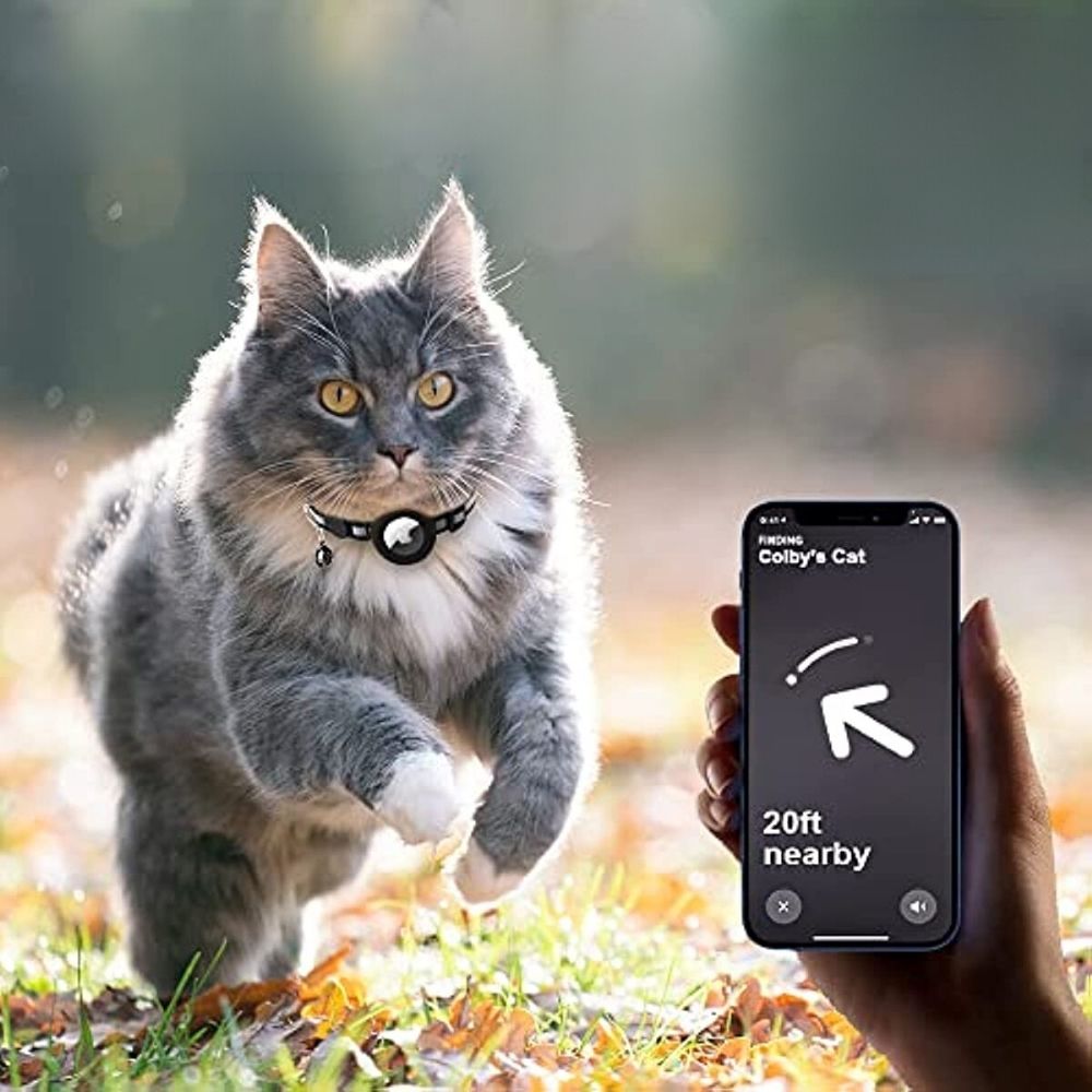 Reflective cat collar with integrated GPS tracker for enhanced pet safety and precise location monitoring.