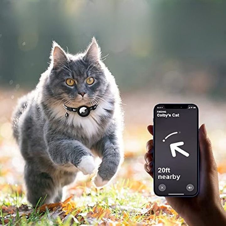 Reflective cat collar with integrated GPS tracker for enhanced pet safety and precise location monitoring.