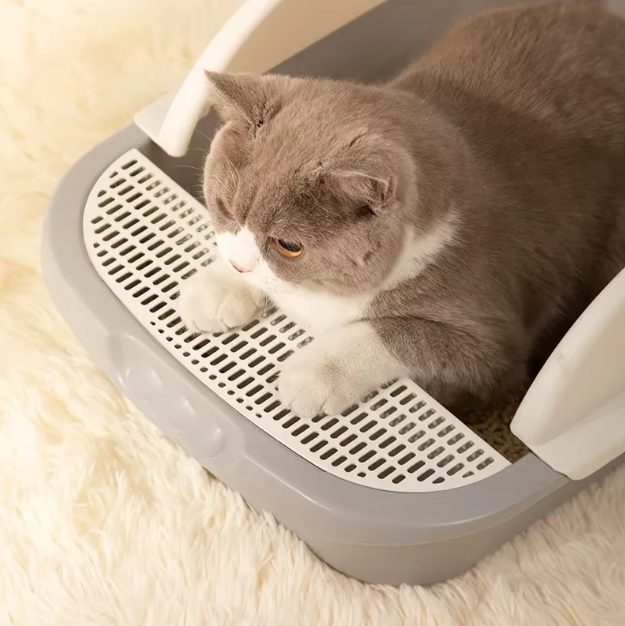 Easy-clean cat litter tray with high rim for a hygienic home. Durable pet accessory.
