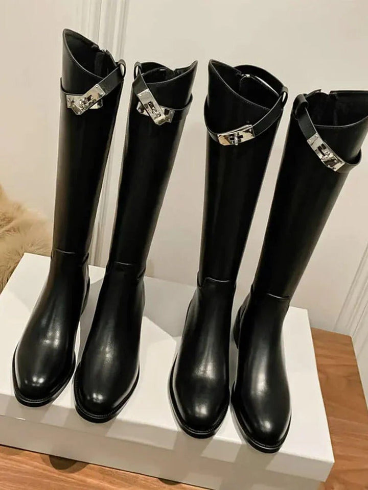 Stylish women's tall boots in black, offering elevated fashion and a sophisticated look.