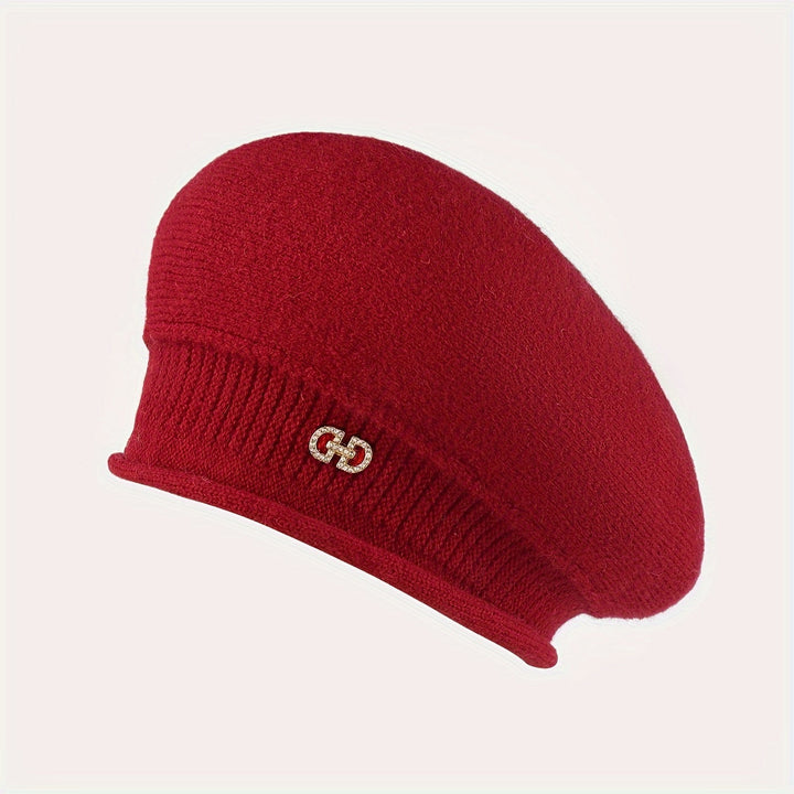 Warm and elegant women's beret, a finely knitted accessory for the winter season.
