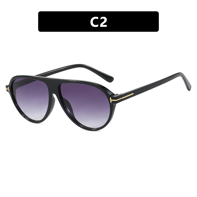 Stylish oversized sunglasses for women, offering excellent UV protection. Fashionable metal frame eyewear for sun.
