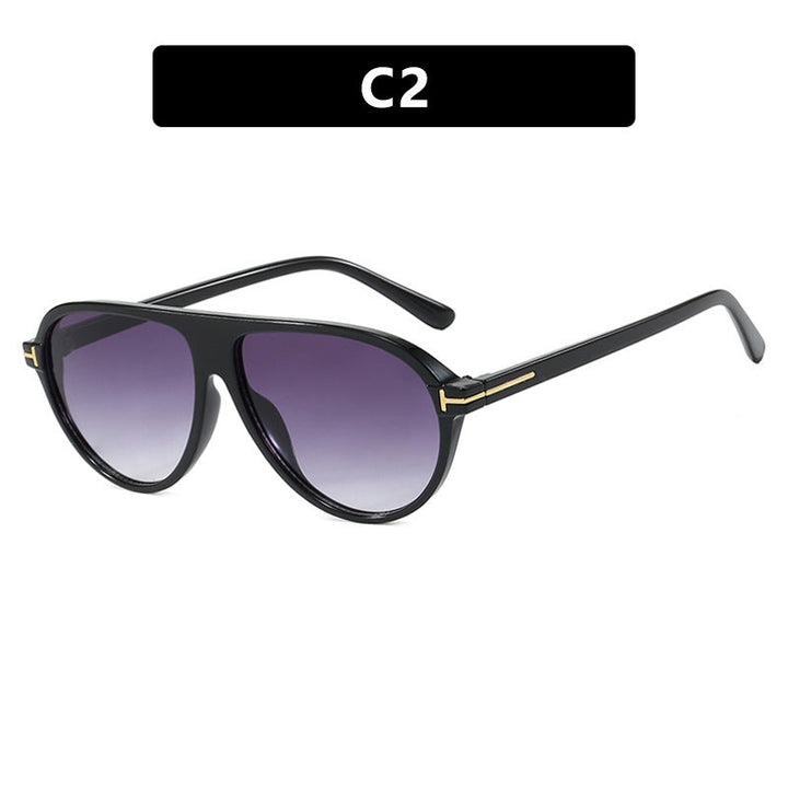 Stylish oversized sunglasses for women, offering excellent UV protection. Fashionable metal frame eyewear for sun.