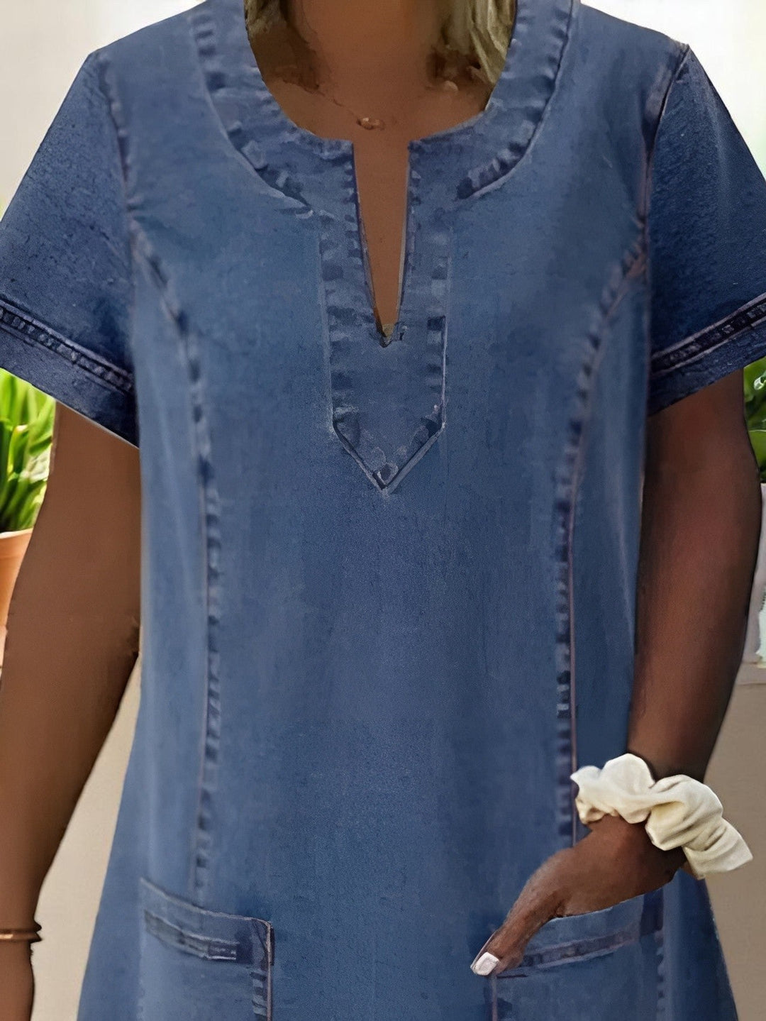 Elegant blue midi dress for women, ideal for casual everyday wear. Features a comfortable fit and pockets for chic style.