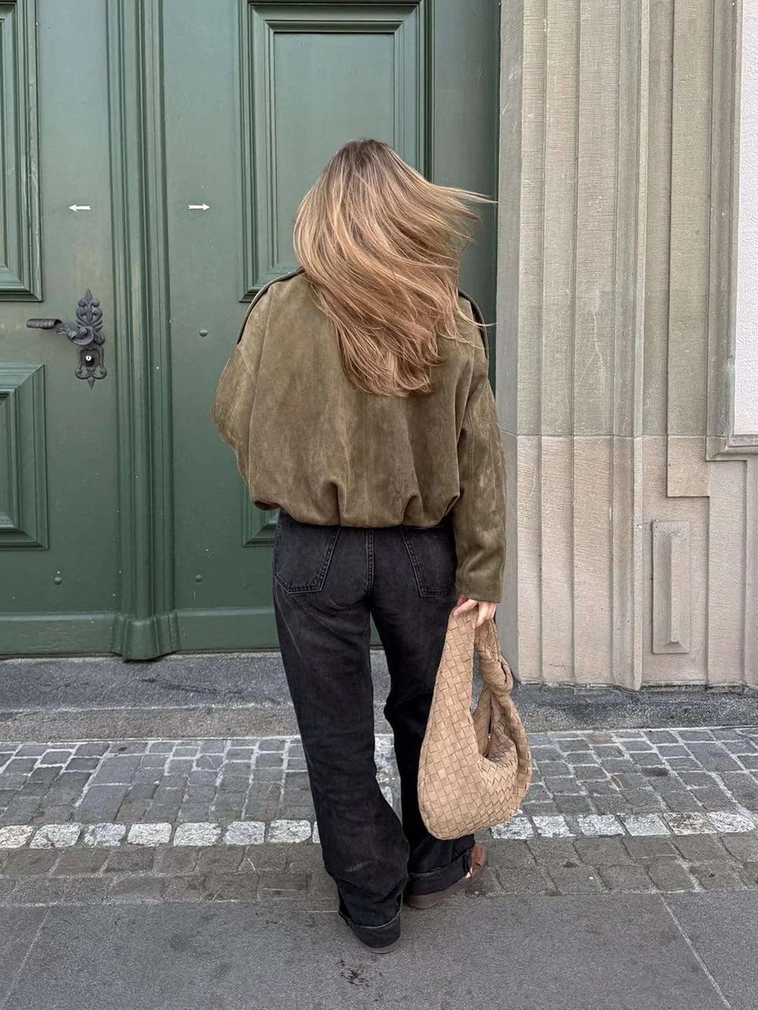 Elegant women's bomber jacket with collar, a versatile piece for modern fashion.
