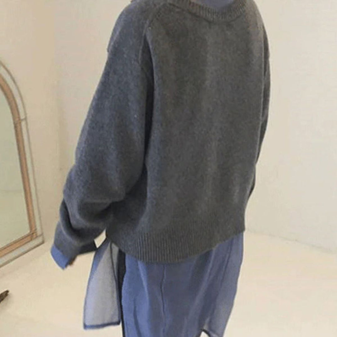 Stylish women's knitted pullover sweater. Comfortable long sleeve top, versatile for chic everyday fashion.