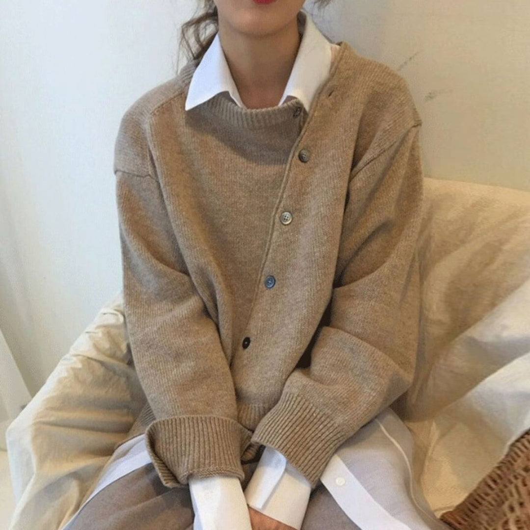 Women's long sleeve knitted pullover sweater. Chic and comfortable fashion knitwear, ideal for cozy everyday style.