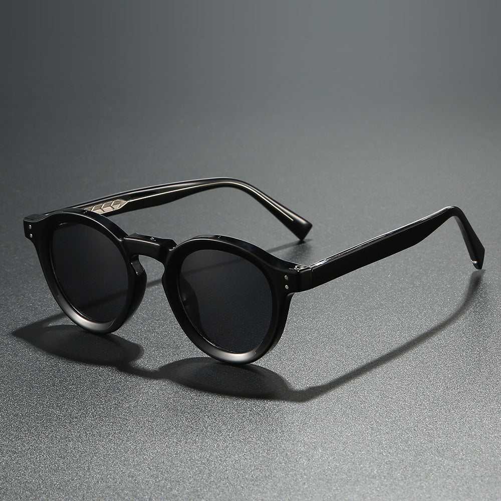 Chic women's round sunglasses with UV400 protection, perfect for stylish summer eyewear and fashion.
