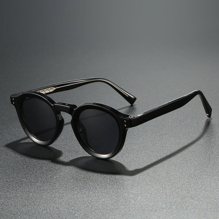 Chic women's round sunglasses with UV400 protection, perfect for stylish summer eyewear and fashion.