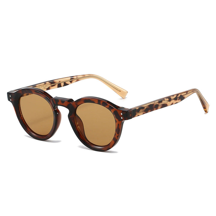 Essential women's round sunglasses with UV400 protection, combining retro style and modern fashion.