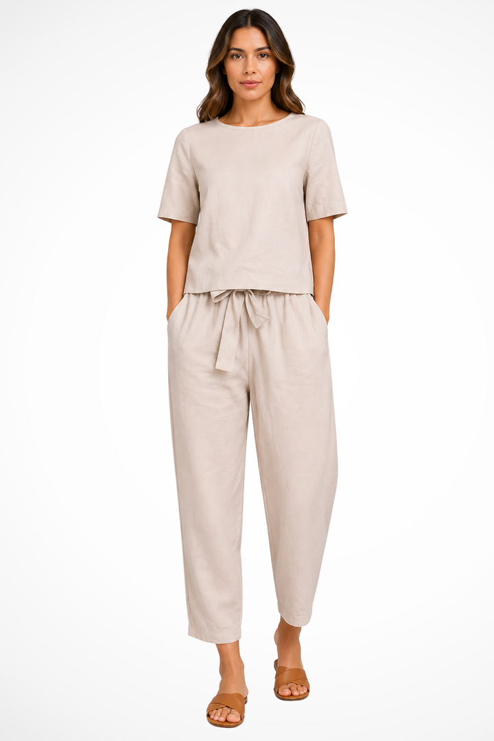 Comfortable & chic women's two-piece set featuring a short sleeve crop top and stylish tapered trousers for summer.