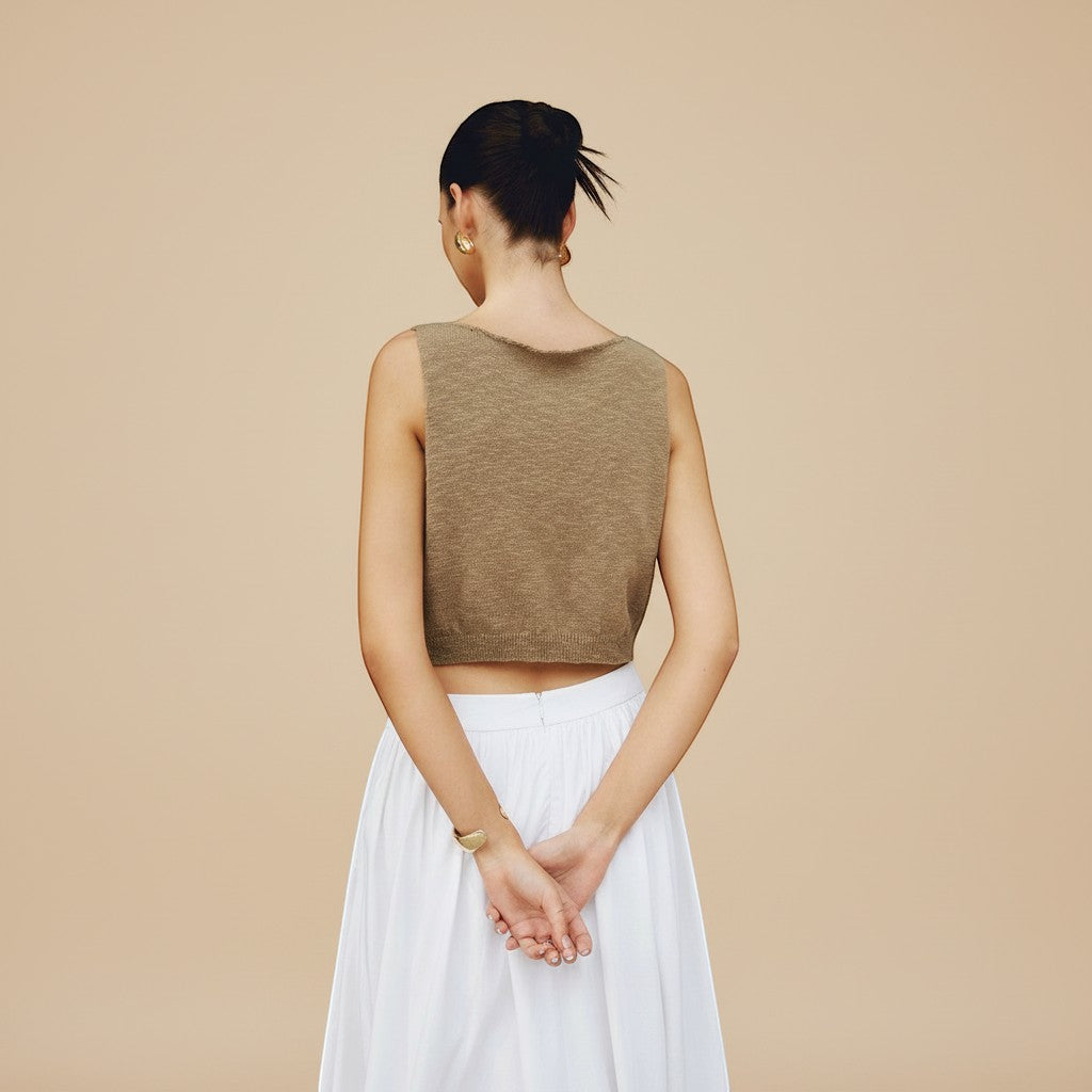 Versatile women's sleeveless textured crop top, perfect for spring/summer fashion & everyday outfits.