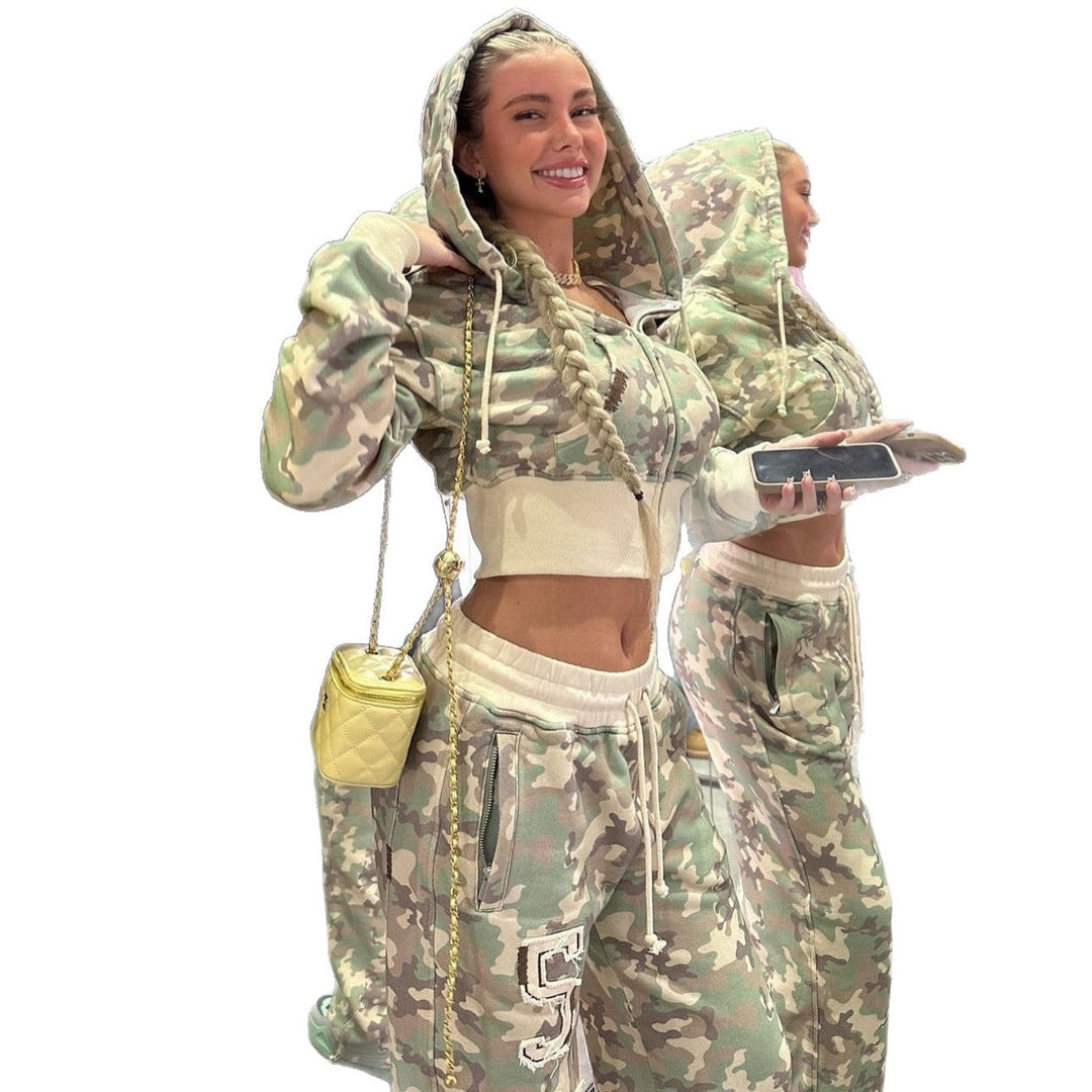 Matching women's sports set: fashionable crop hoodie & soft jogging pants. Ideal for workouts & casual outfits.