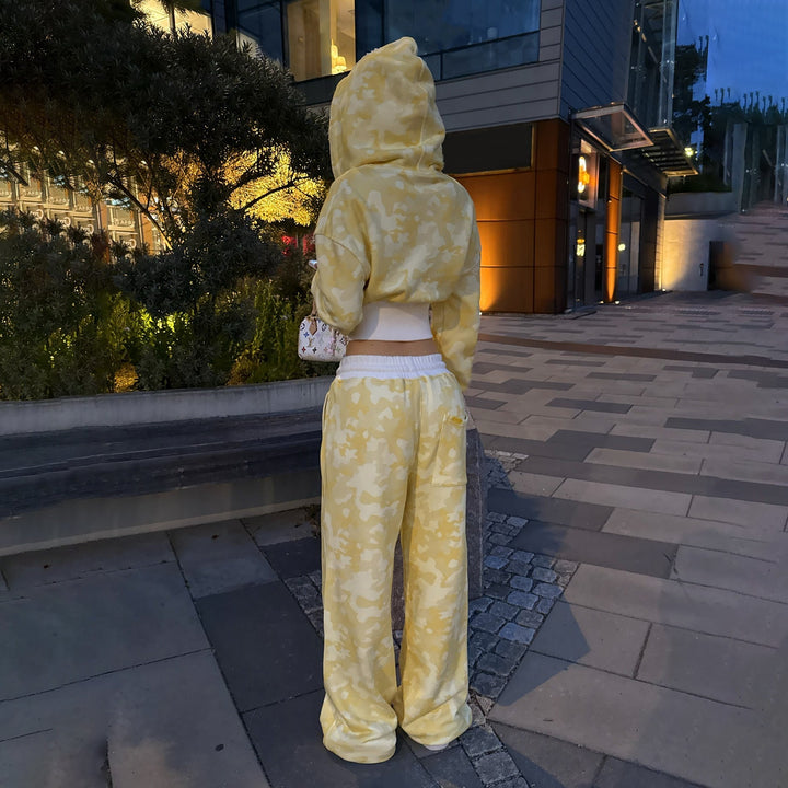 Modern women's athletic set: chic crop hoodie & jogging pants for a comfortable, versatile look.