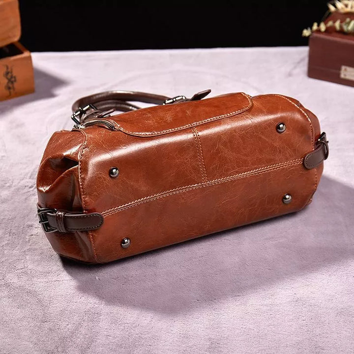Elegant vintage leather purse for women, classic handbag with timeless appeal.