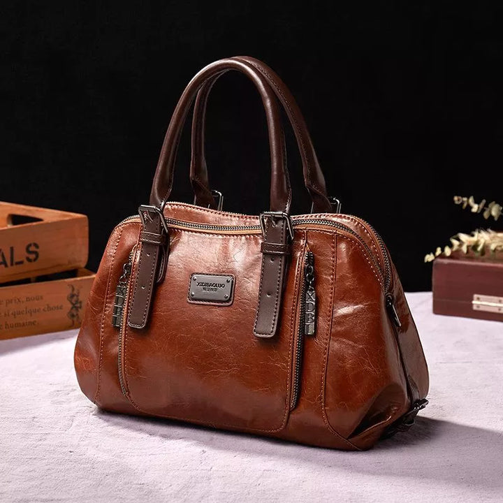 Fashionable women's vintage leather bag, ideal for special occasions.