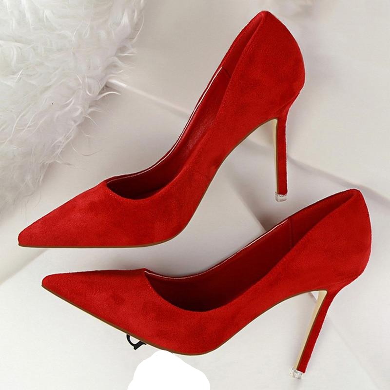 Elegant women's classic pumps. Stylish high heels in a timeless design, ideal for formal wear and fashion-forward looks.