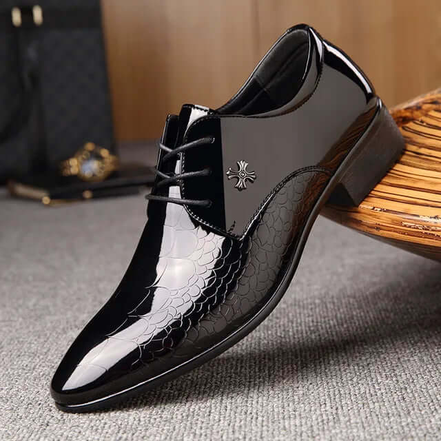 Classic black men's oxford shoes, perfect for refined formal, business, or wedding attire. Elegant lace-up dress footwear.