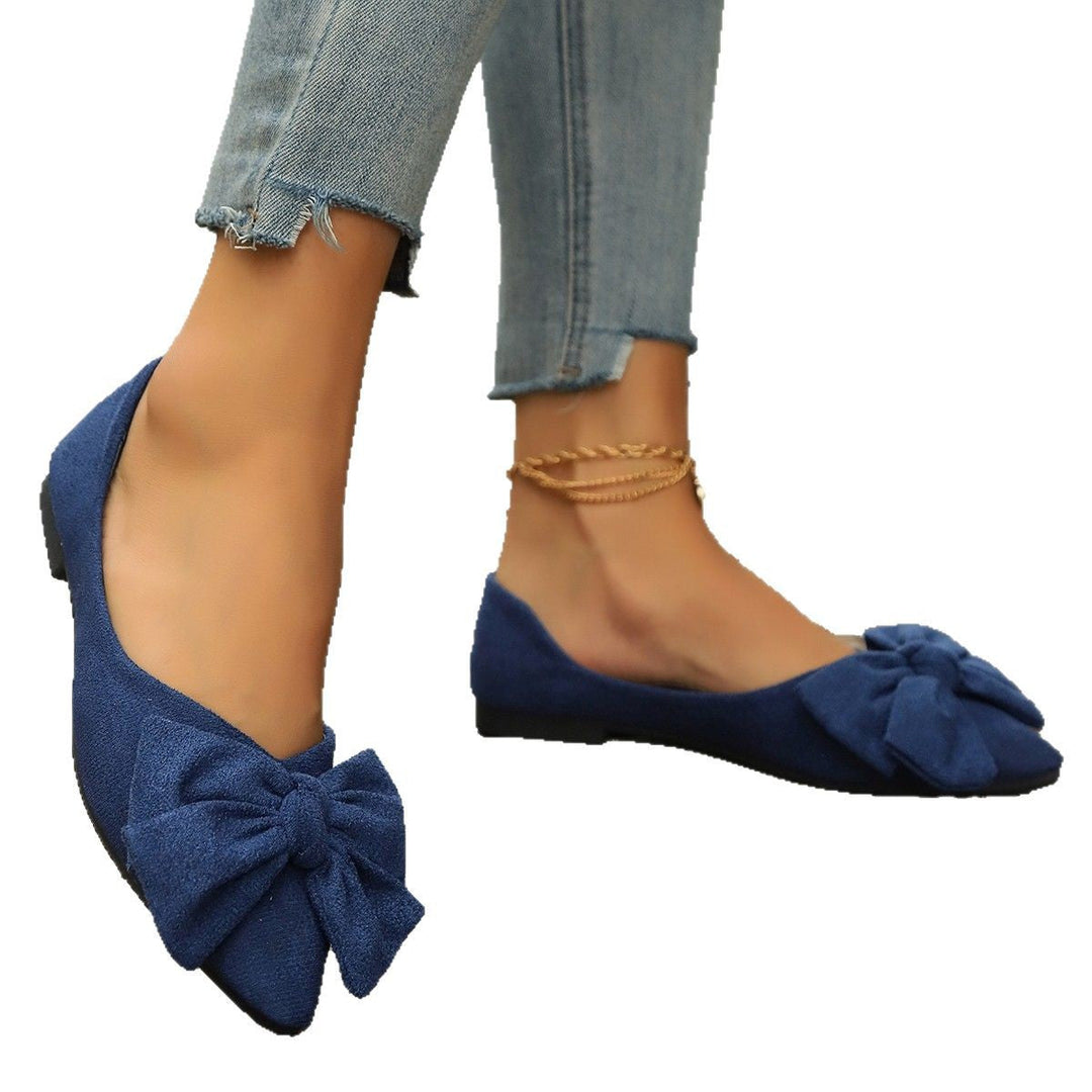 Everyday women's ballet flats with a delicate bow detail, providing a classic and versatile look.