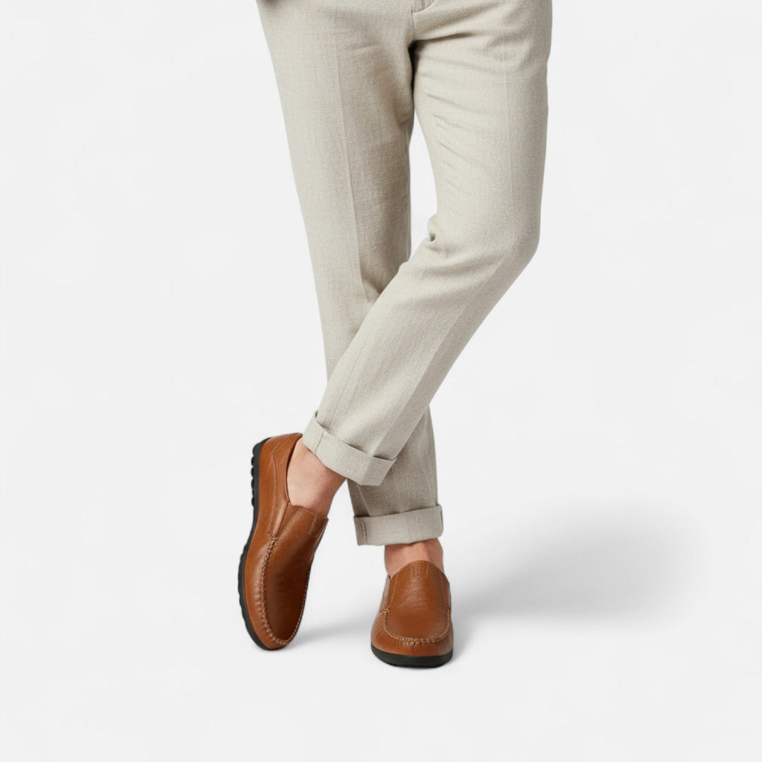 Black men's slip-on loafers for everyday comfort. Stylish and versatile footwear, perfect for casual or formal outfits.