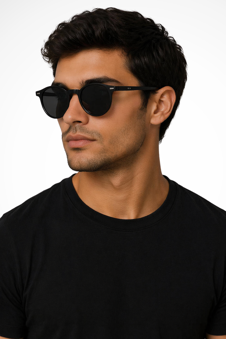 Stylish men's round sunglasses with a classic retro design. Essential fashion eyewear.