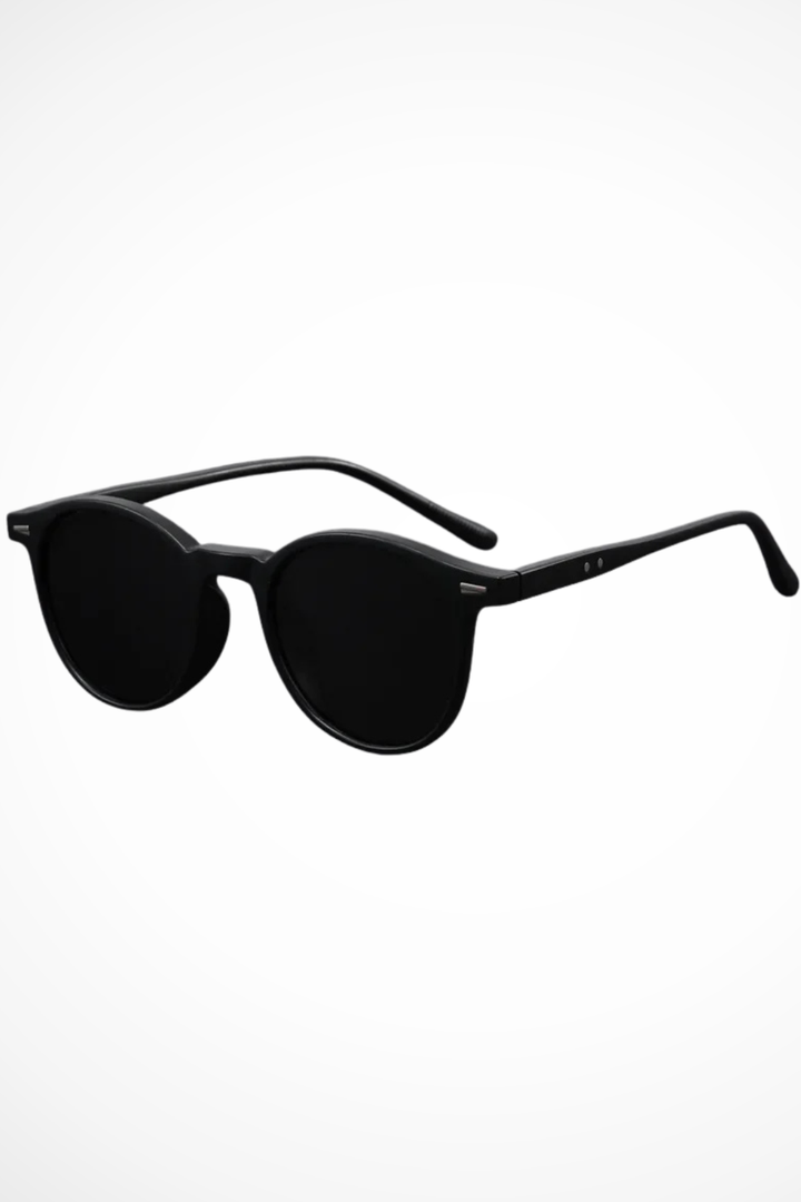 Durable men's round retro sunglasses, a classic fashion accessory for any outfit.