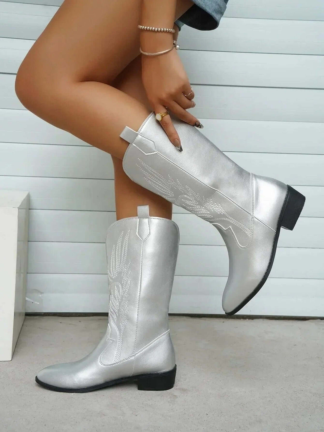 Pink women's cowboy boots, comfortable western fashion, perfect for a statement.