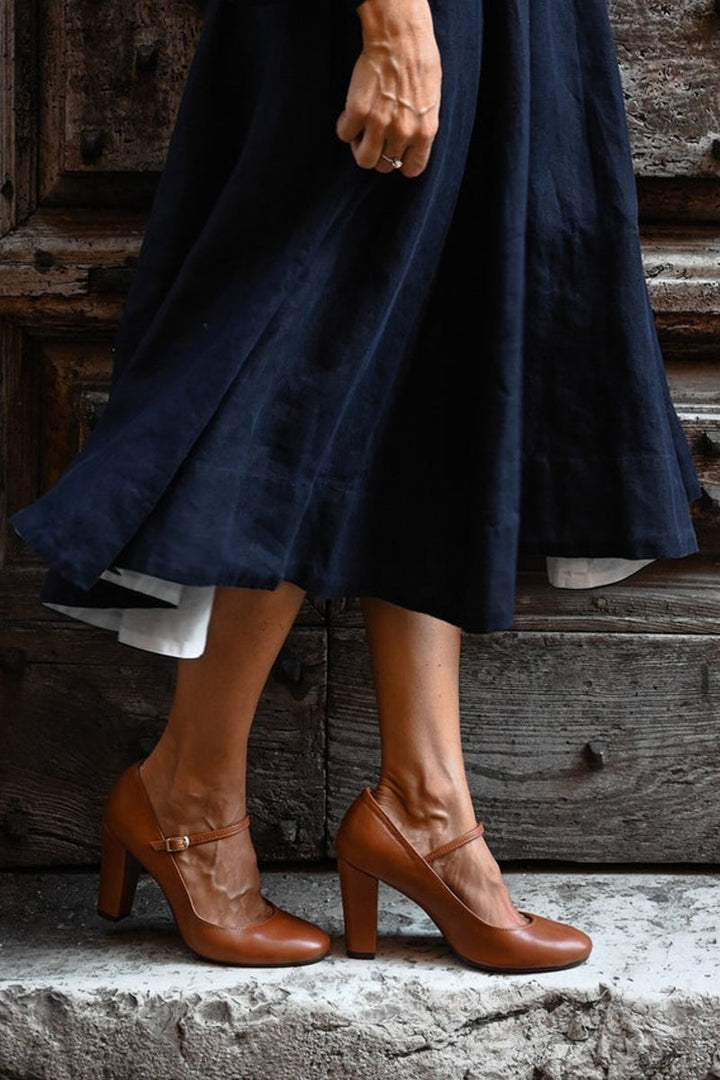 Elegant women's classic Mary Jane shoes, comfortable block heel, rounded toe, and buckle strap for daily wear.