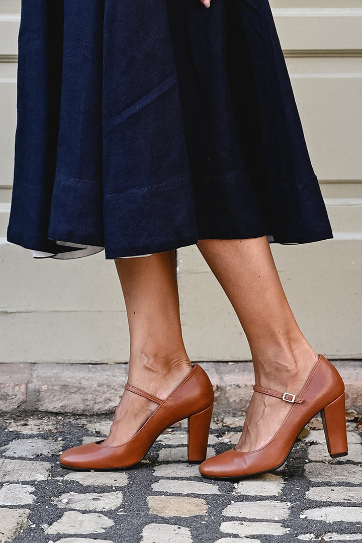 Versatile women's Mary Jane heels with a sturdy block heel, rounded toe, and classic buckle closure. Elegant footwear.
