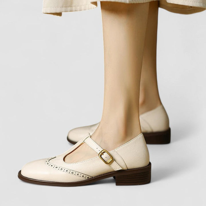 Classic women's Mary Jane shoes with secure instep strap & rounded toe for comfort. Perfect for everyday wear.