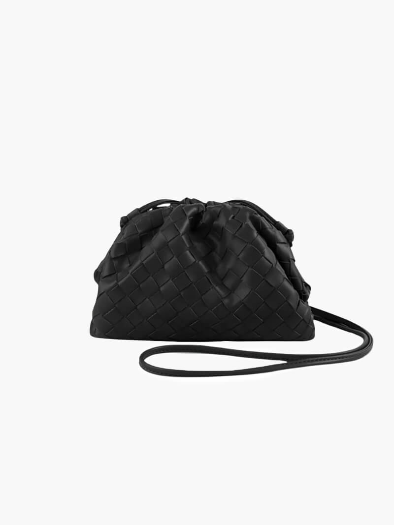 Close-up of a stylish women's woven shoulder bag with an elegant texture, perfect for everyday fashion.