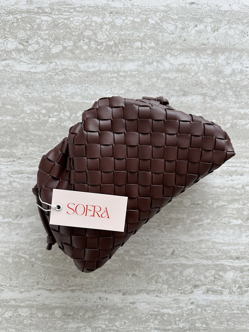 Practical and chic woven handbag for women, a versatile accessory suitable for both day and evening wear.
