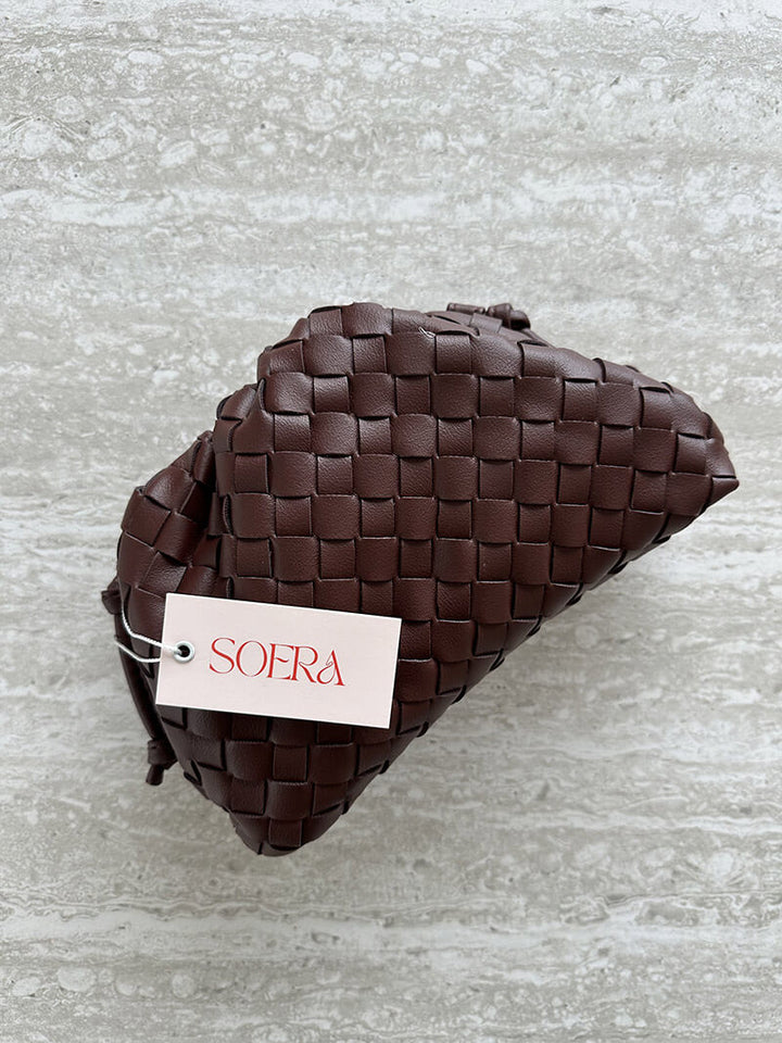 Practical and chic woven handbag for women, a versatile accessory suitable for both day and evening wear.