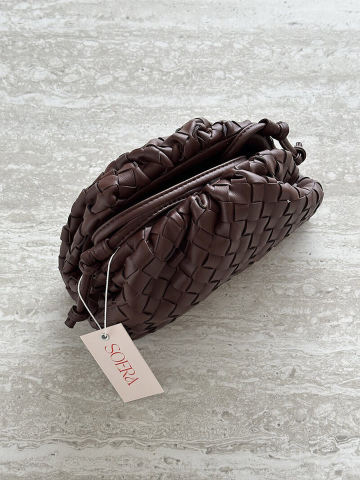 Minimalist women's woven shoulder bag, offering a clean design and a touch of modern elegance.