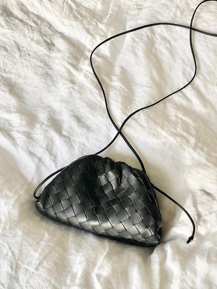 Everyday women's bag with a stylish woven pattern, a comfortable and fashionable shoulder accessory.
