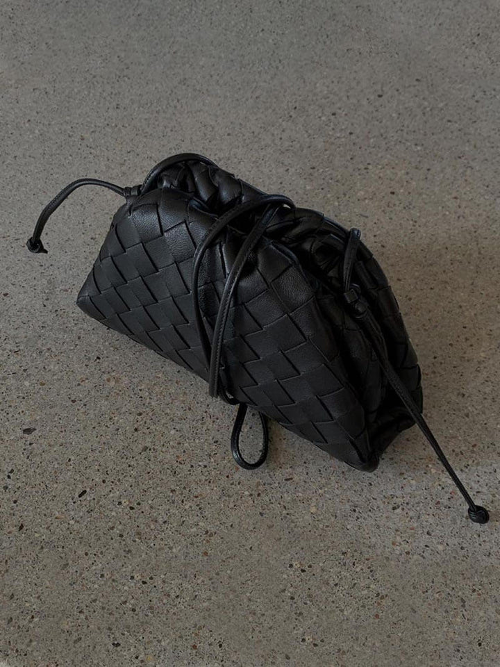 Trendy women's woven handbag, designed with a spacious interior and a secure closure for daily use.
