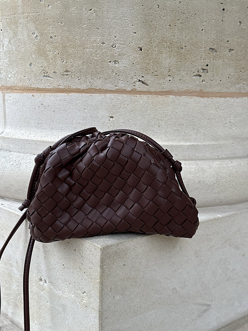 Stylish woven women's handbag, designed for comfort and elegance, complementing any fashion ensemble.