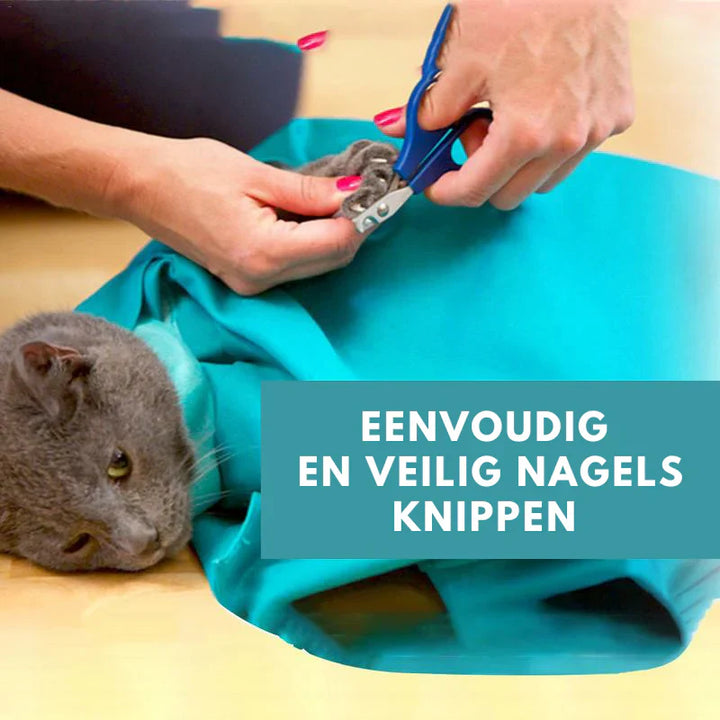 Easy-to-carry pet carrier bag for cats, ensuring safe and stress-free travel.