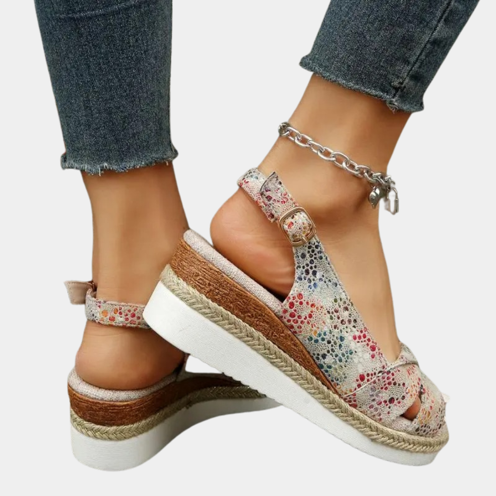 Elegant and versatile women's espadrille flats, ideal for summer style & everyday comfort. Slip-on.