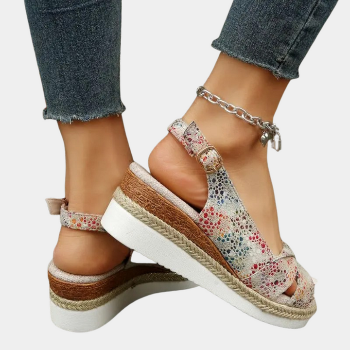 Elegant and versatile women's espadrille flats, ideal for summer style & everyday comfort. Slip-on.