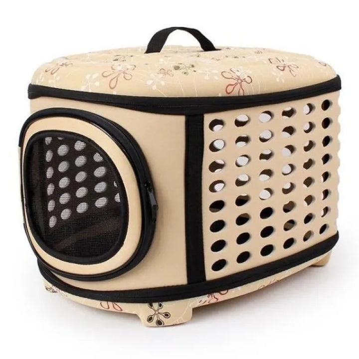 Comfortable carrier for cats, ensuring good air circulation during travel.