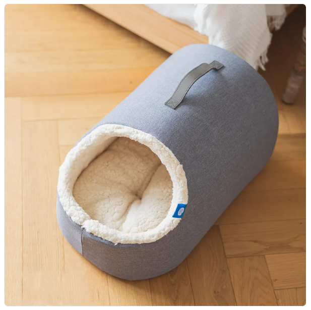 Covered cat house bed, offering a cozy hideaway and ultimate comfort for your cat.
