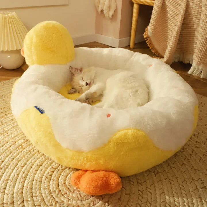 Playful duck-shaped cat bed, ultra-soft and secure pet furniture for optimal cat comfort and relaxation.