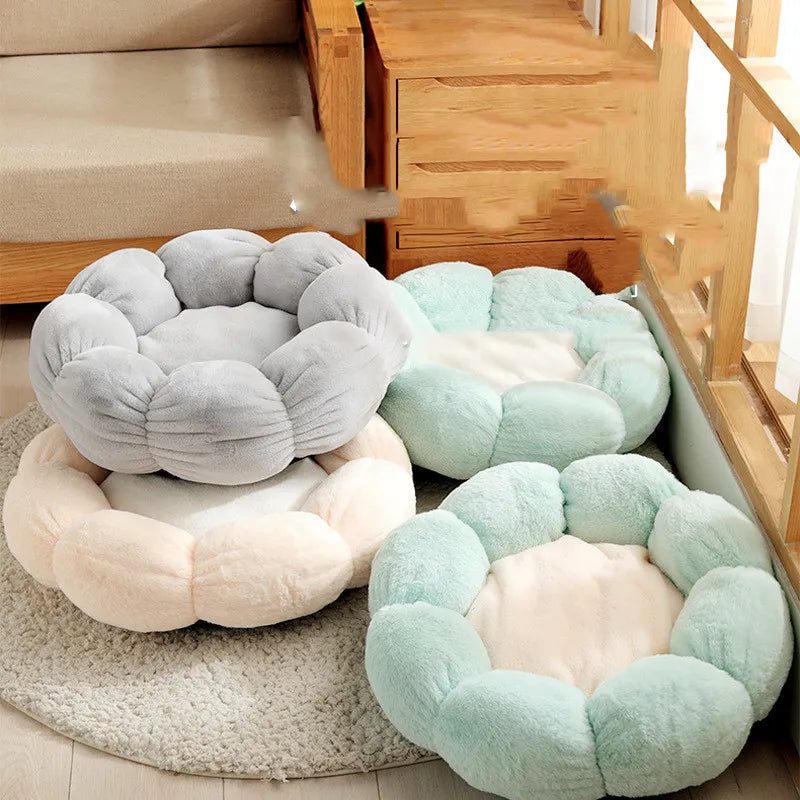 Cozy flower basket cat bed for ultimate feline comfort. Soft pet bed, a stylish relaxation spot.